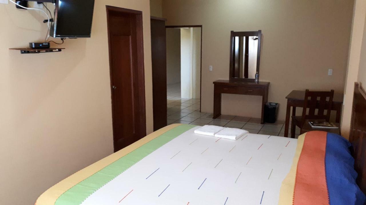 Hotel Alebrijes San Pedro Pochutla Kültér fotó
